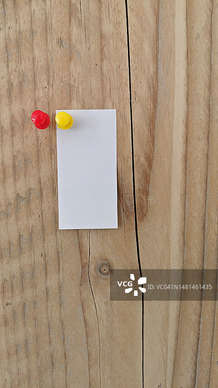 木墙上的两个图钉图片素材