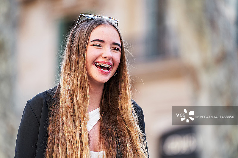 少女站在街上微笑图片素材