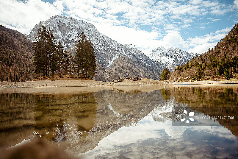 斯洛文尼亚群山和森林在波光粼粼的湖面上的倒影图片素材