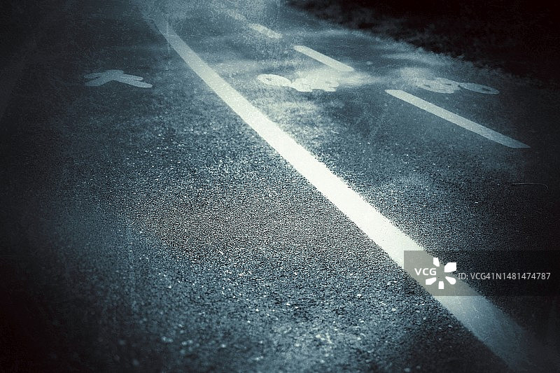 带有道路交通标志的沥青路图片素材