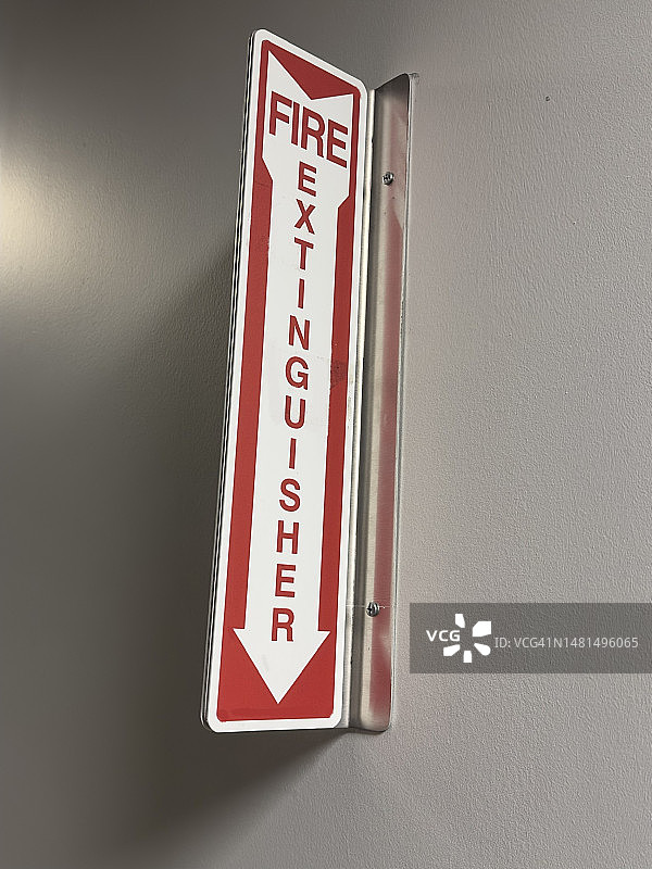 墙上的灭火器位置标志图片素材