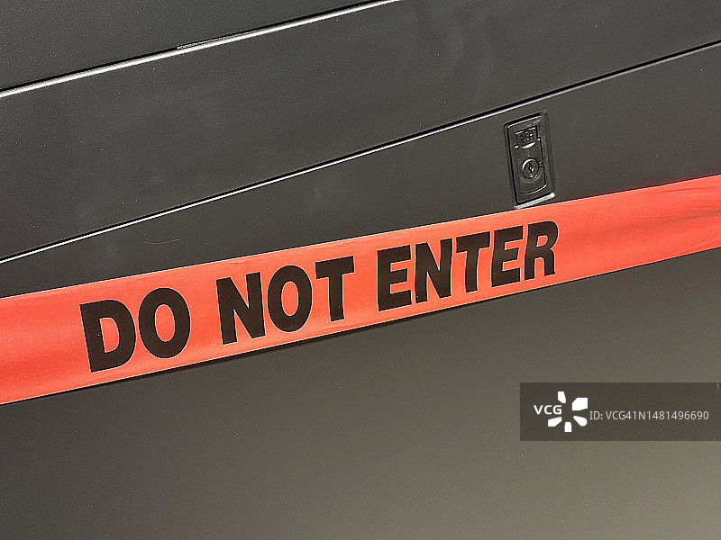用警戒带防止进入的网络服务器机柜图片素材