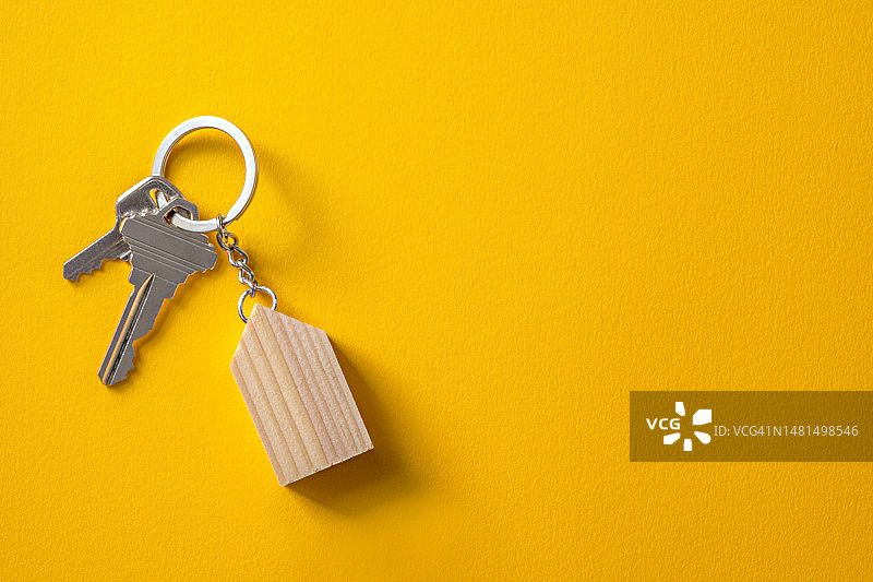 彩色背景上的房屋钥匙圈（高角度）图片素材