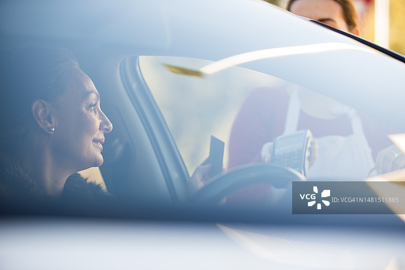 女人用信用卡支付路边自提订单图片素材