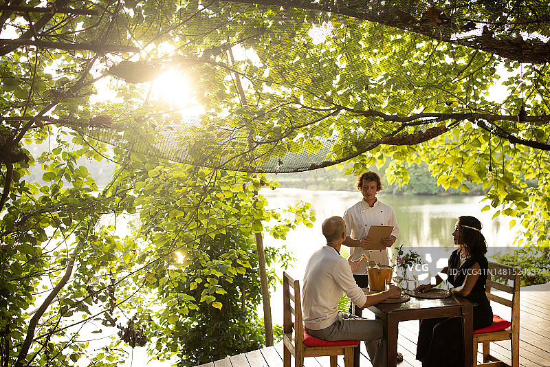 河边餐厅里的人们图片素材