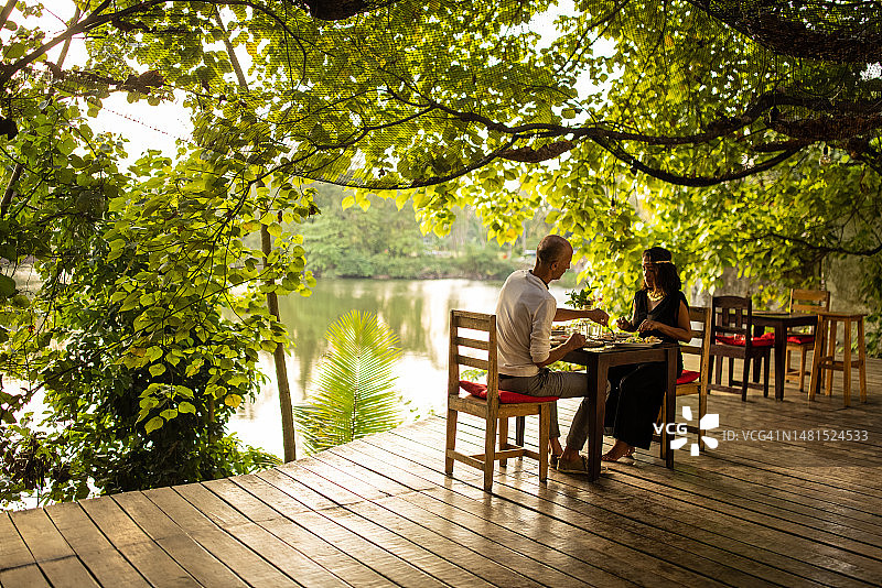 在湖边共进晚餐的情侣图片素材