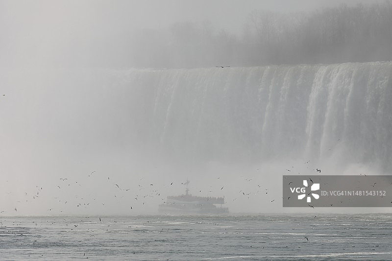 尼亚加拉瀑布的游船风光图片素材