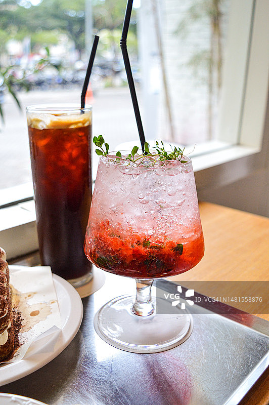 清爽的混合莓果饮品和冰咖啡图片素材