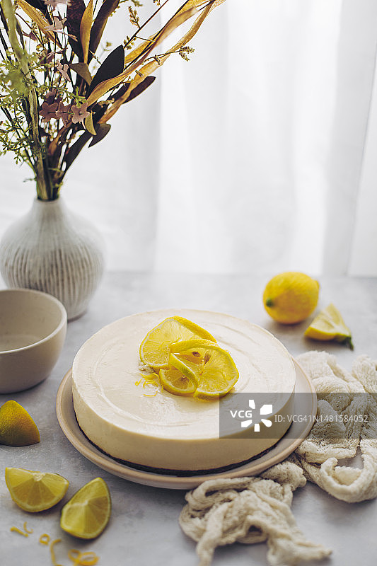 桌子上的自制柠檬芝士蛋糕图片素材