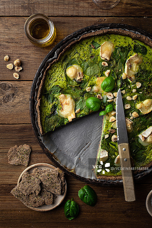 菠菜罗勒和山羊奶酪自制馅饼图片素材