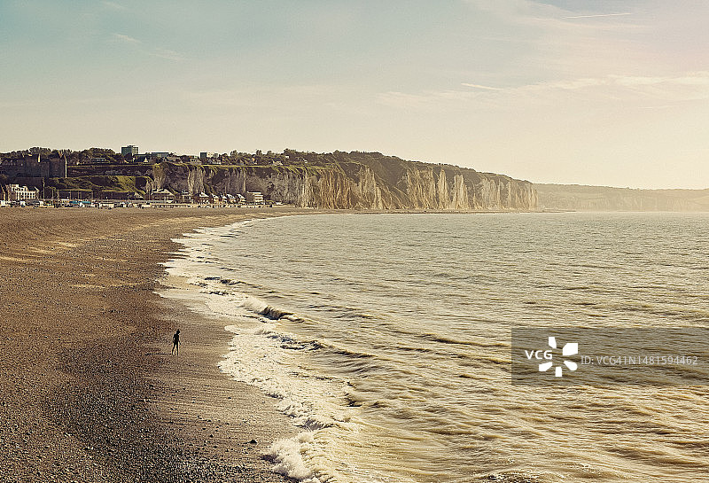 站在空旷海滩上的男孩图片素材