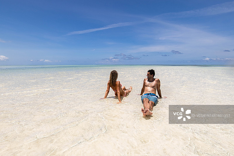 快乐夫妇在浅海放松时交谈图片素材