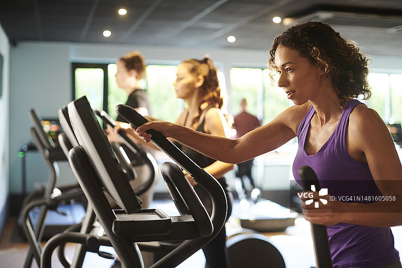 使用交叉训练器的女人图片素材