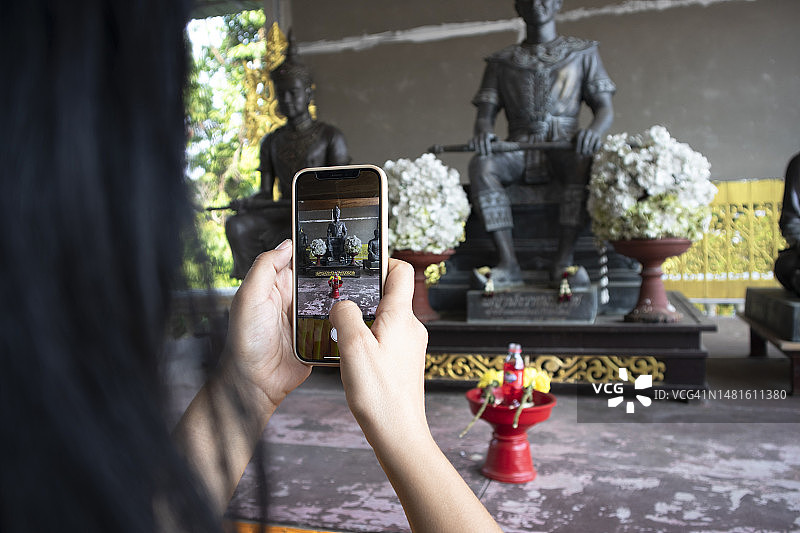 女性在泰国清迈双龙寺拍照图片素材