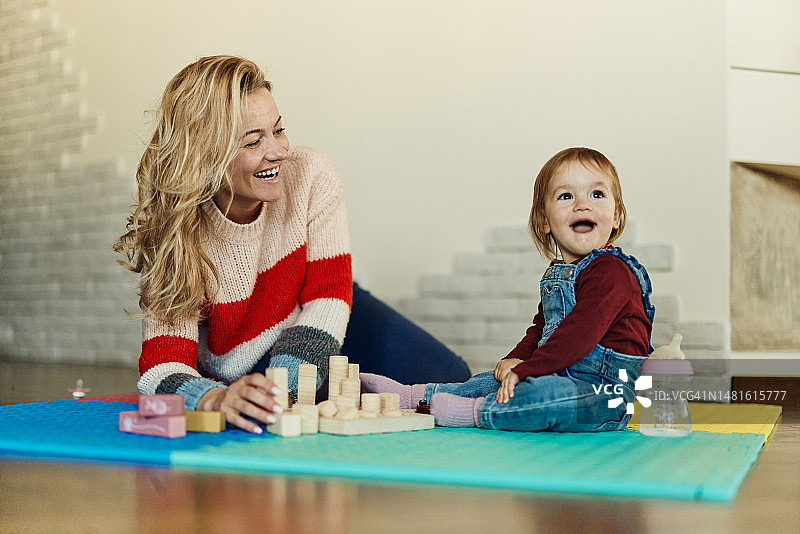 母亲和她的女儿在家玩耍图片素材