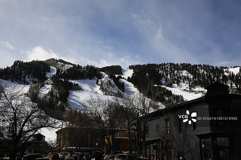 建筑物和滑雪山脉图片素材
