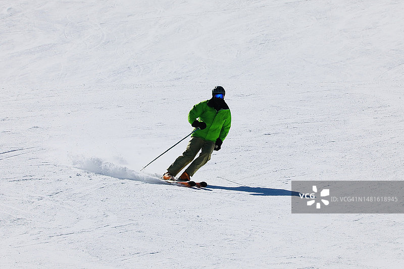 在白雪皑皑的斜坡上速降滑雪图片素材