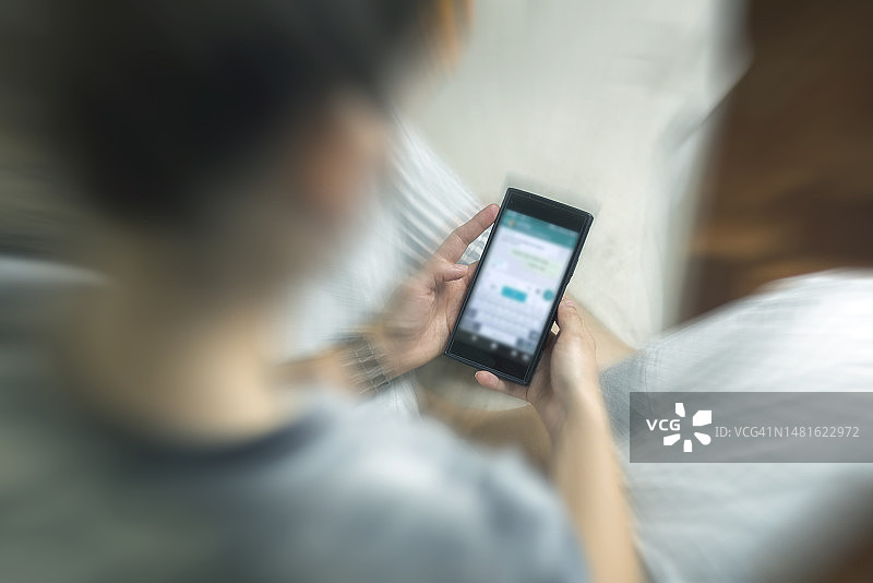 少女使用智能手机图片素材