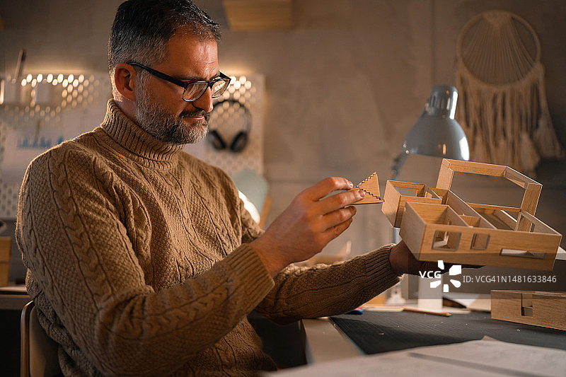 制作建筑模型的白人建筑师图片素材