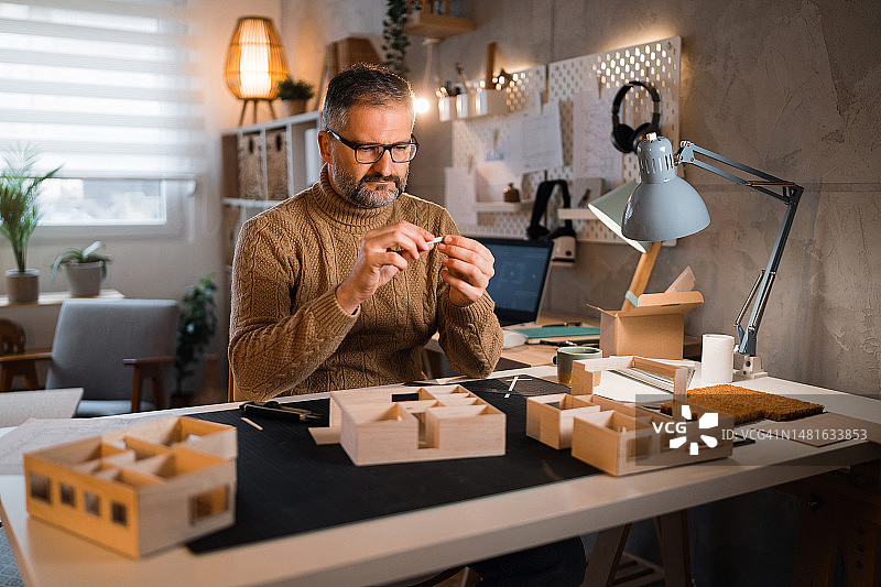 建筑师制作建筑模型图片素材