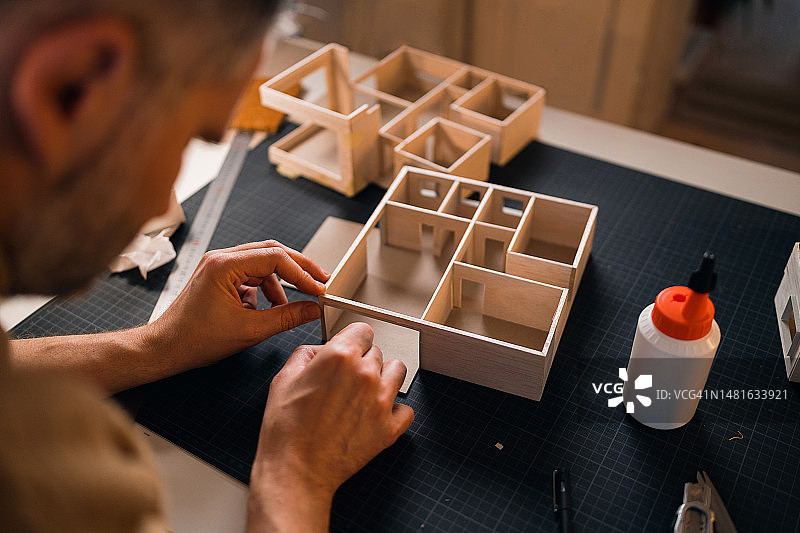 建筑师制作建筑模型图片素材