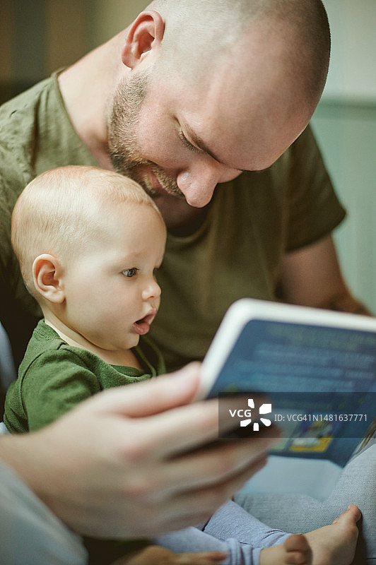家庭亲子：父亲给宝宝读书讲故事，学习与发展图片素材