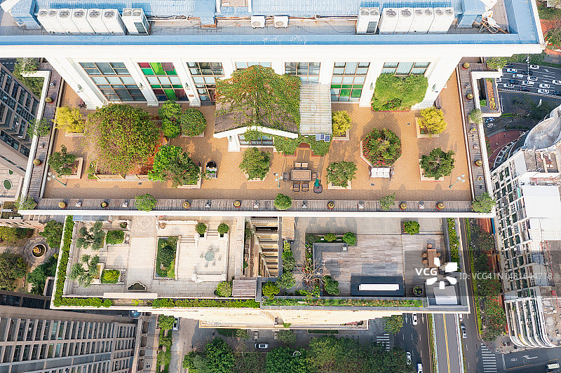 带有太阳能电池板的城市建筑屋顶花园图片素材