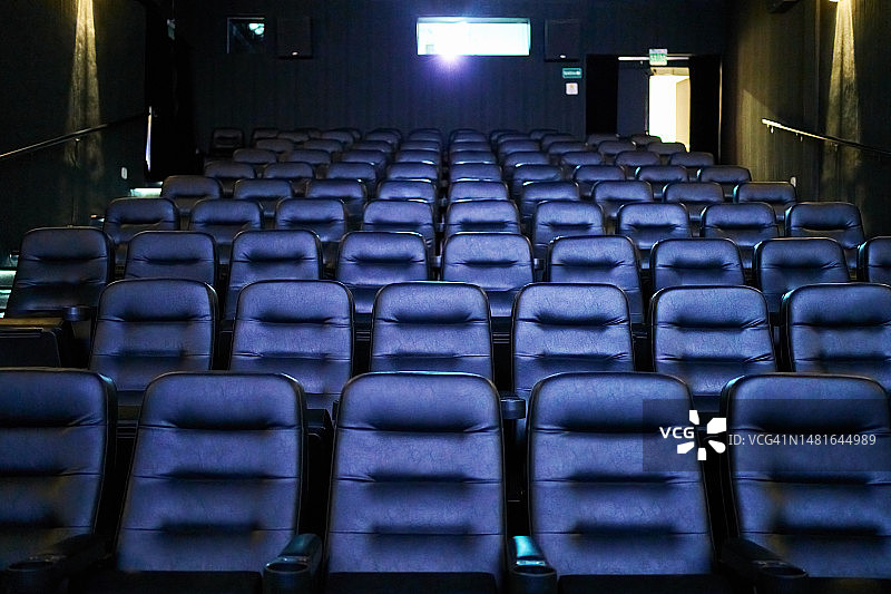带空皮革座椅的电影院内景图片素材
