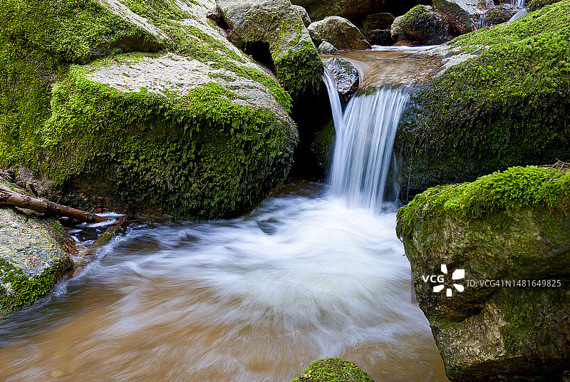 米尔维特尔徒步：佩森巴赫塔尔小瀑布风光图片素材
