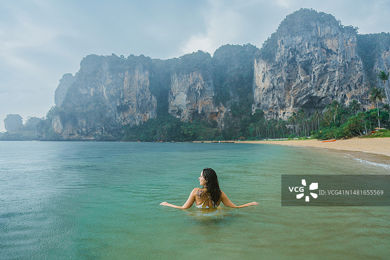 在雨中海里游泳的女人图片素材