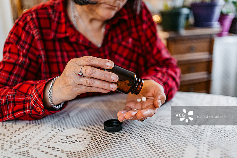 年长的女人在家吃药图片素材