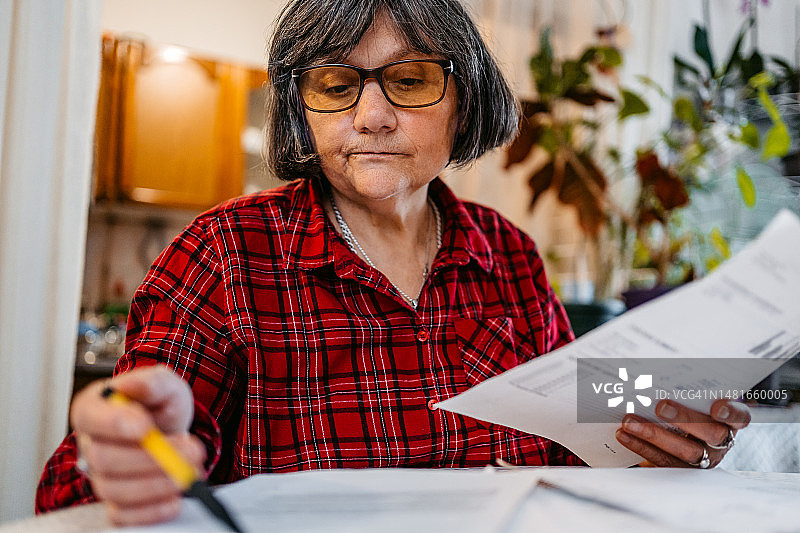 年长女性在家查看财务状况图片素材