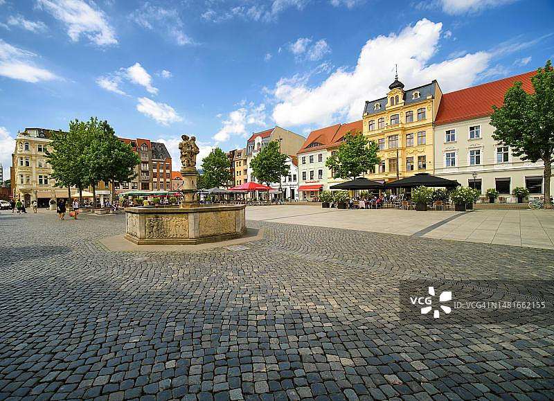 德国勃兰登堡州科特布斯的老市场和雕塑家约翰内斯·佩舍尔的喷泉图片素材