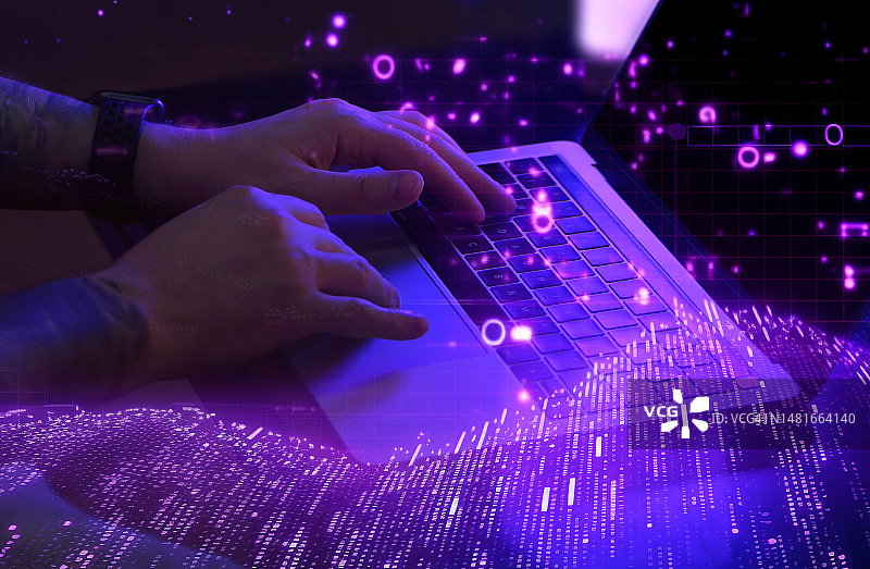 男人在霓虹灯下用笔记本电脑打字，具有商业叠加效果，包含粒子和统计数据。键盘特写。科技、商业、网络安全、在线、互联网、远程工作概念图片素材