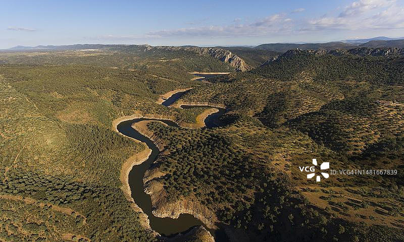 蒙弗拉古埃国家公园的栓皮栎林和河流航拍图片素材