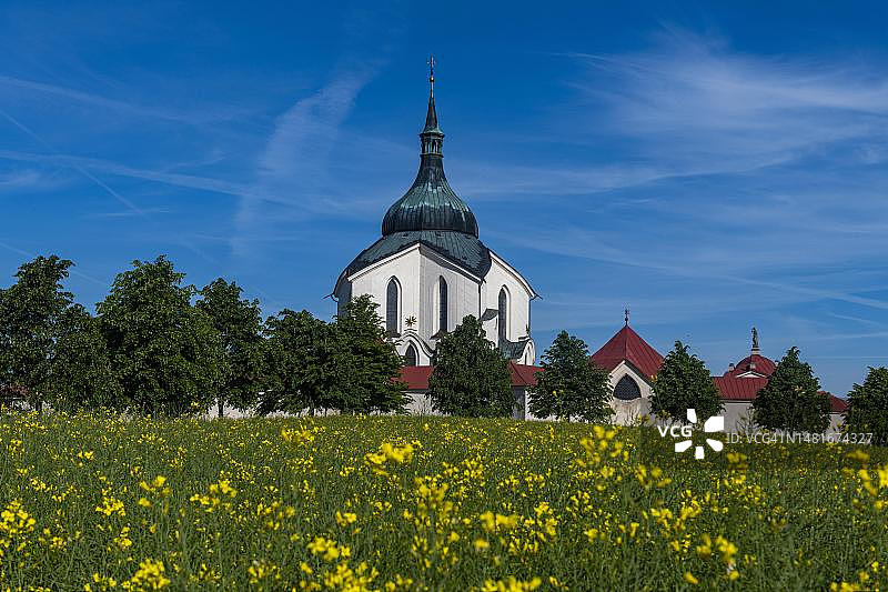 捷克内波穆克的圣约翰朝圣教堂前的花田图片素材