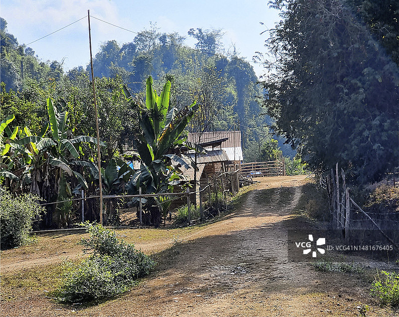 老挝Ban Pak Yun村庄里的房屋入口图片素材