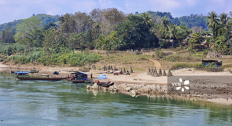 老挝湄公河沿岸的生活方式图片素材