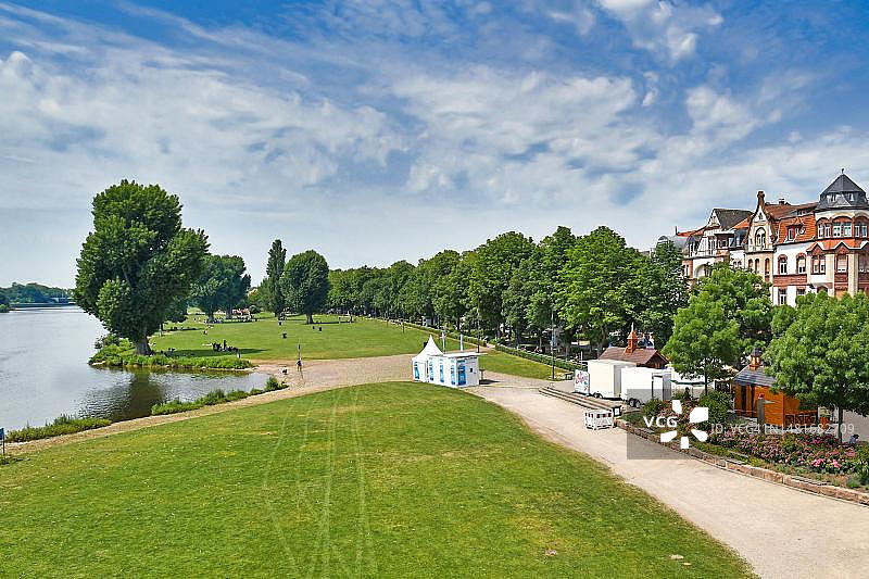 德国海德堡内卡河畔草坪图片素材