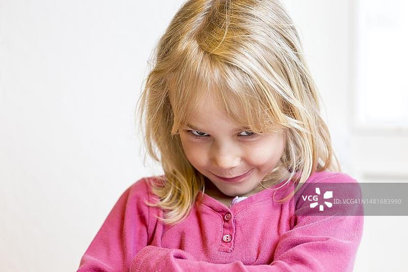 调皮的女孩(6岁)，德国基尔图片素材