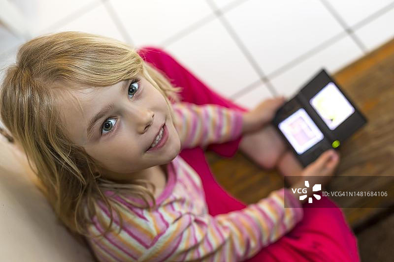6岁女孩在德国基尔玩任天堂游戏机图片素材