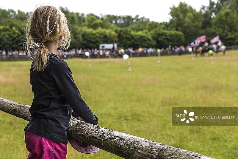 观看比赛的女孩（7岁），德国基尔图片素材