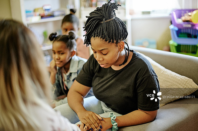 心理咨询：母亲和孩子们与治疗师交谈图片素材