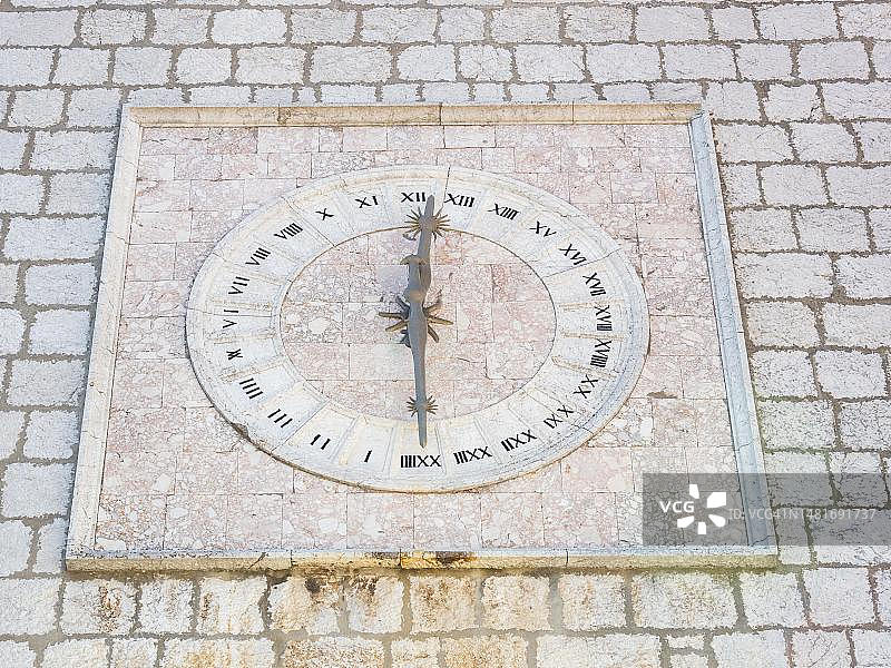 克罗地亚克尔克镇主广场上的城镇塔楼和历史时钟图片素材