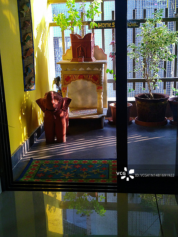 印度传统家居装饰/圣罗勒/图尔西盆栽/阳台花园图片素材