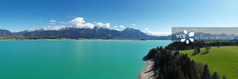 德国巴伐利亚阿尔卑斯山背景下的福尔根湖图片素材