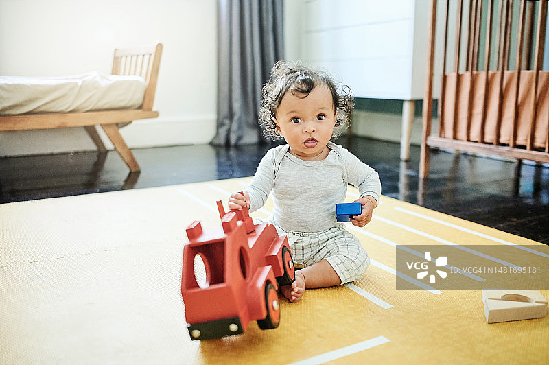 在家里玩耍的玩具卡车和宝宝图片素材