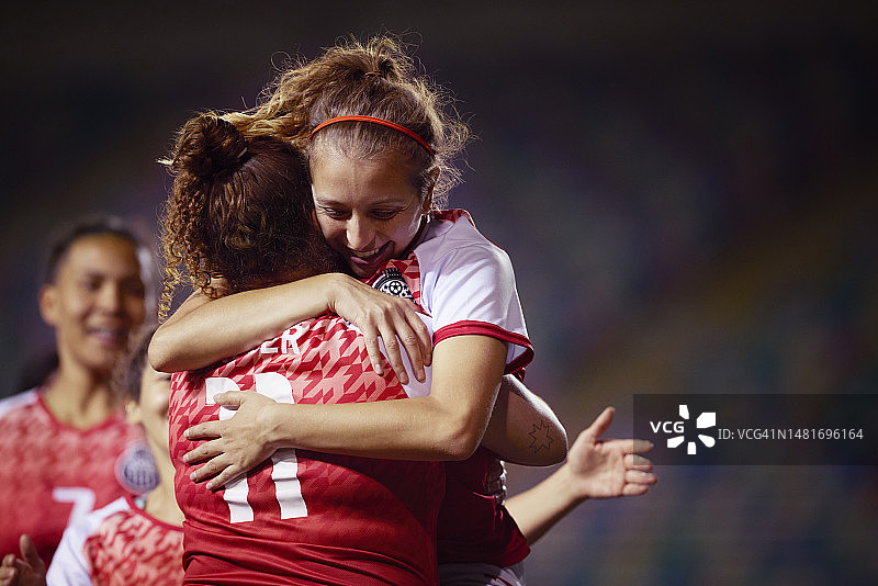 两名女足球员进球后拥抱图片素材