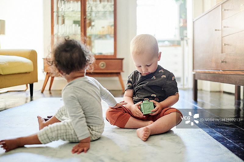 积木玩具：促进宝宝在卧室的活动能力和共同学习图片素材