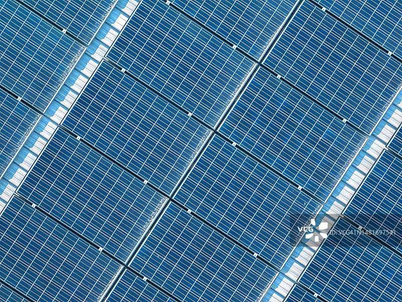 航拍：屋顶上的太阳能电池板，替代电力的清洁能源图片素材